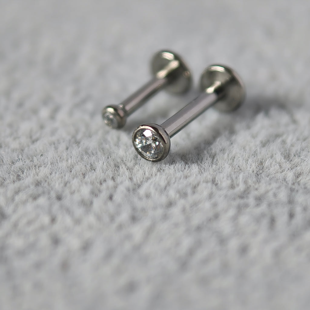 Bezel CZ Flat Back Labret  Implant-Grade Titanium G23