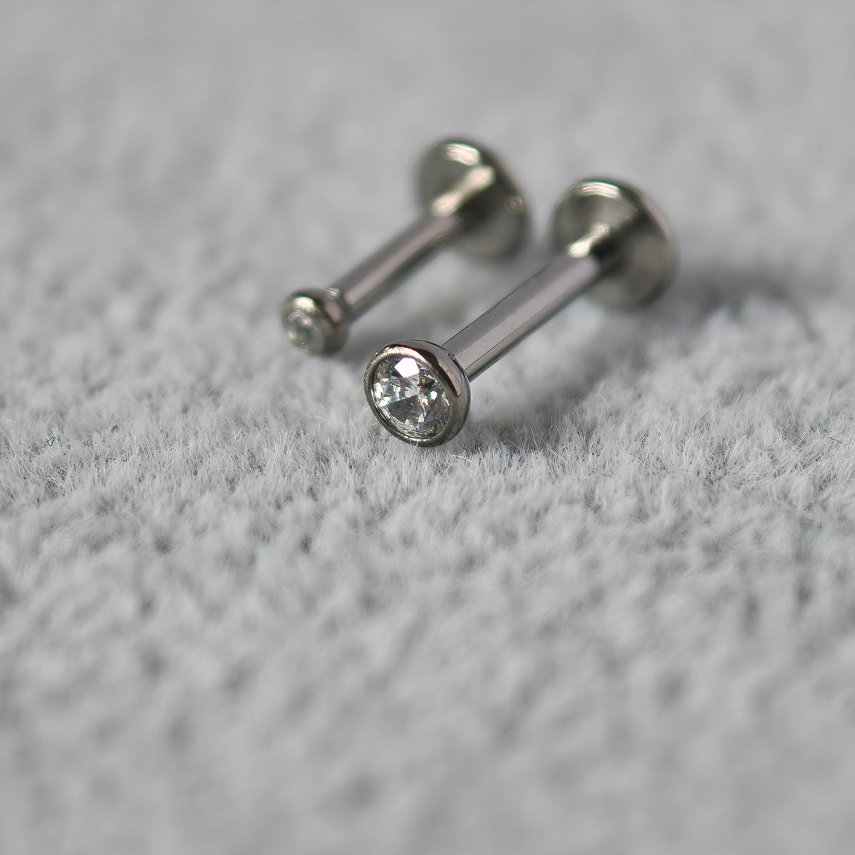 Bezel CZ Flat Back Labret  Implant-Grade Titanium G23