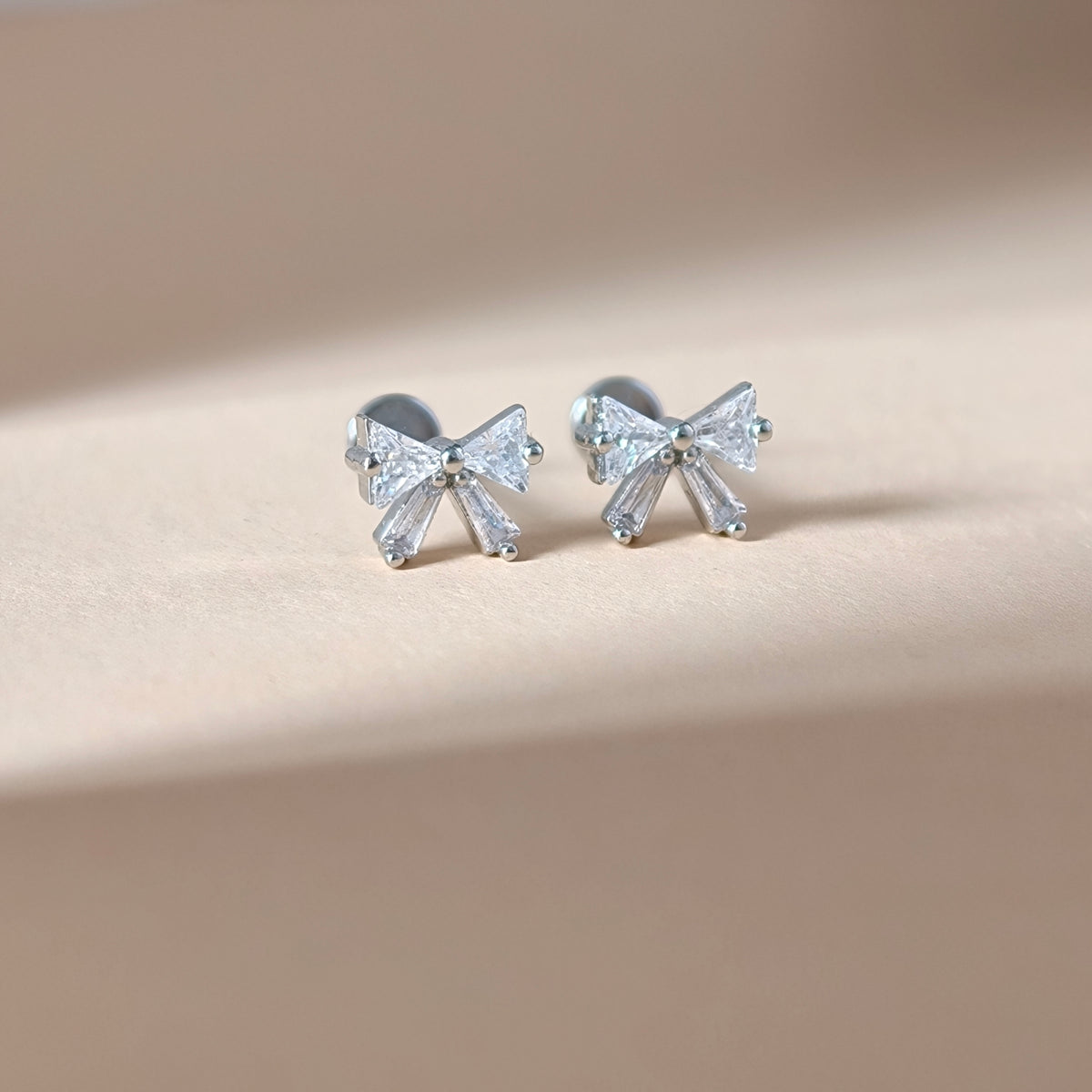 Crystal Ribbon Flat Back Labret - Surgical Stainless Steel 316L