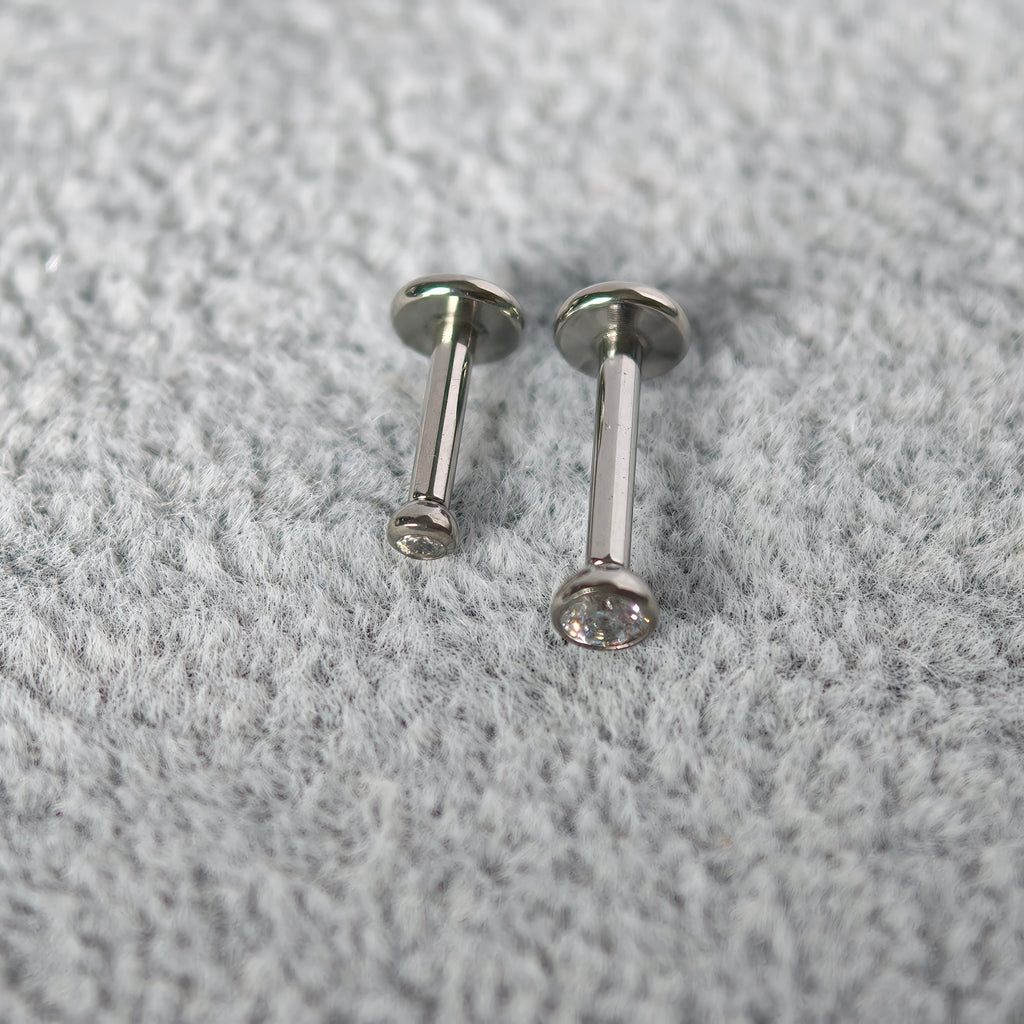 Bezel CZ Flat Back Labret  Implant-Grade Titanium G23