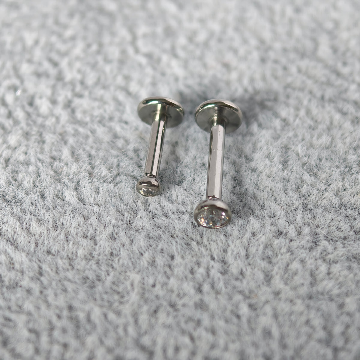Bezel CZ Flat Back Labret  Implant-Grade Titanium G23