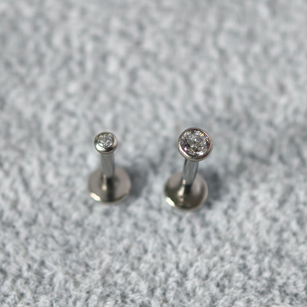 Bezel CZ Flat Back Labret  Implant-Grade Titanium G23