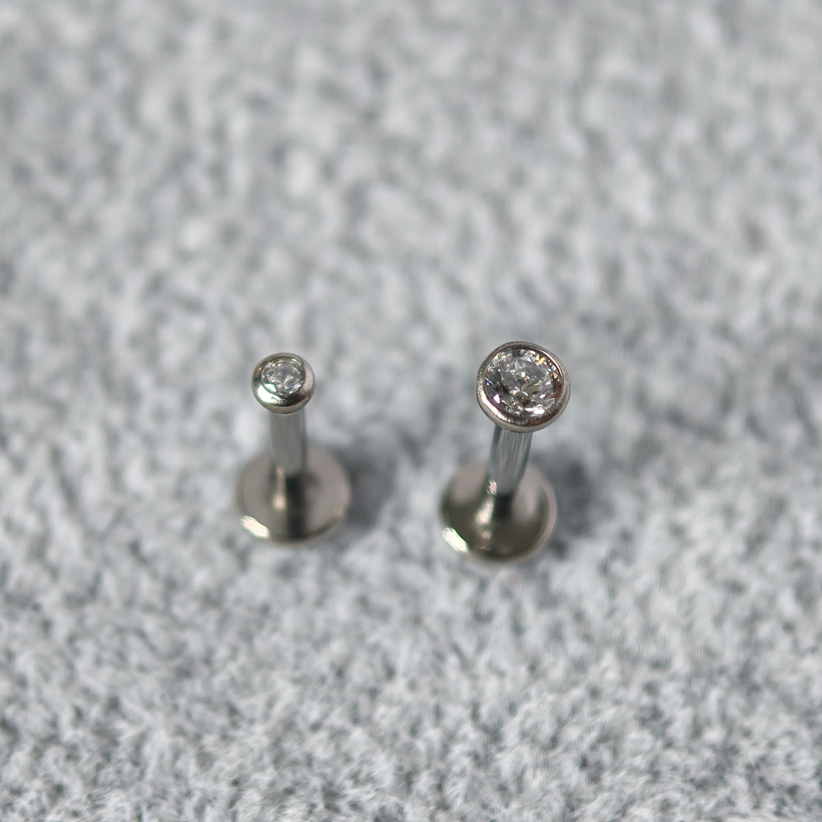 Bezel CZ Flat Back Labret  Implant-Grade Titanium G23