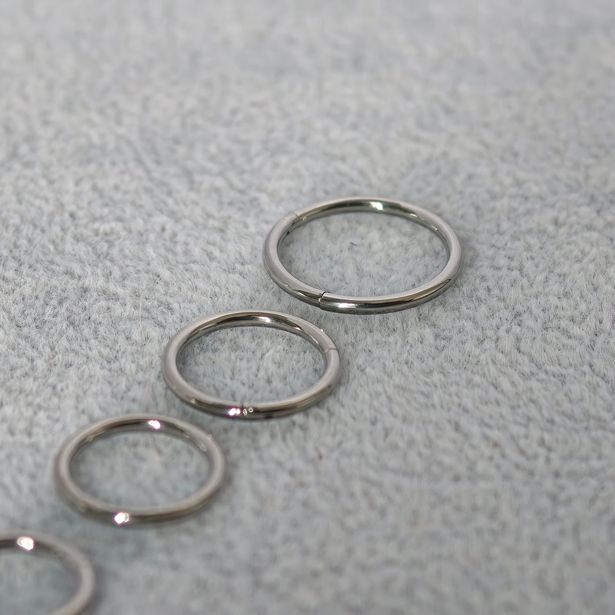Seamless Hoop Titanium G23