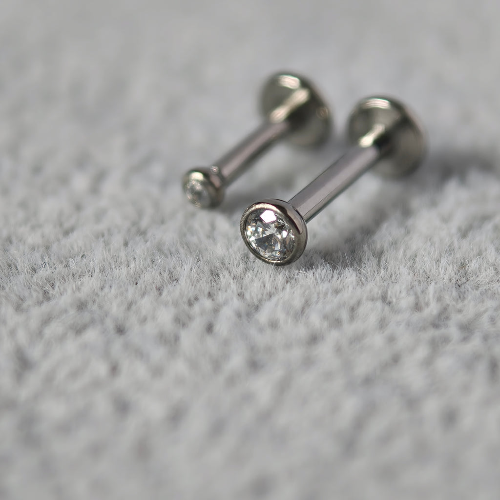 Bezel CZ Flat Back Labret  Implant-Grade Titanium G23