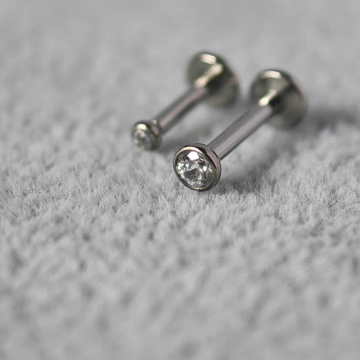 Bezel CZ Flat Back Labret  Implant-Grade Titanium G23