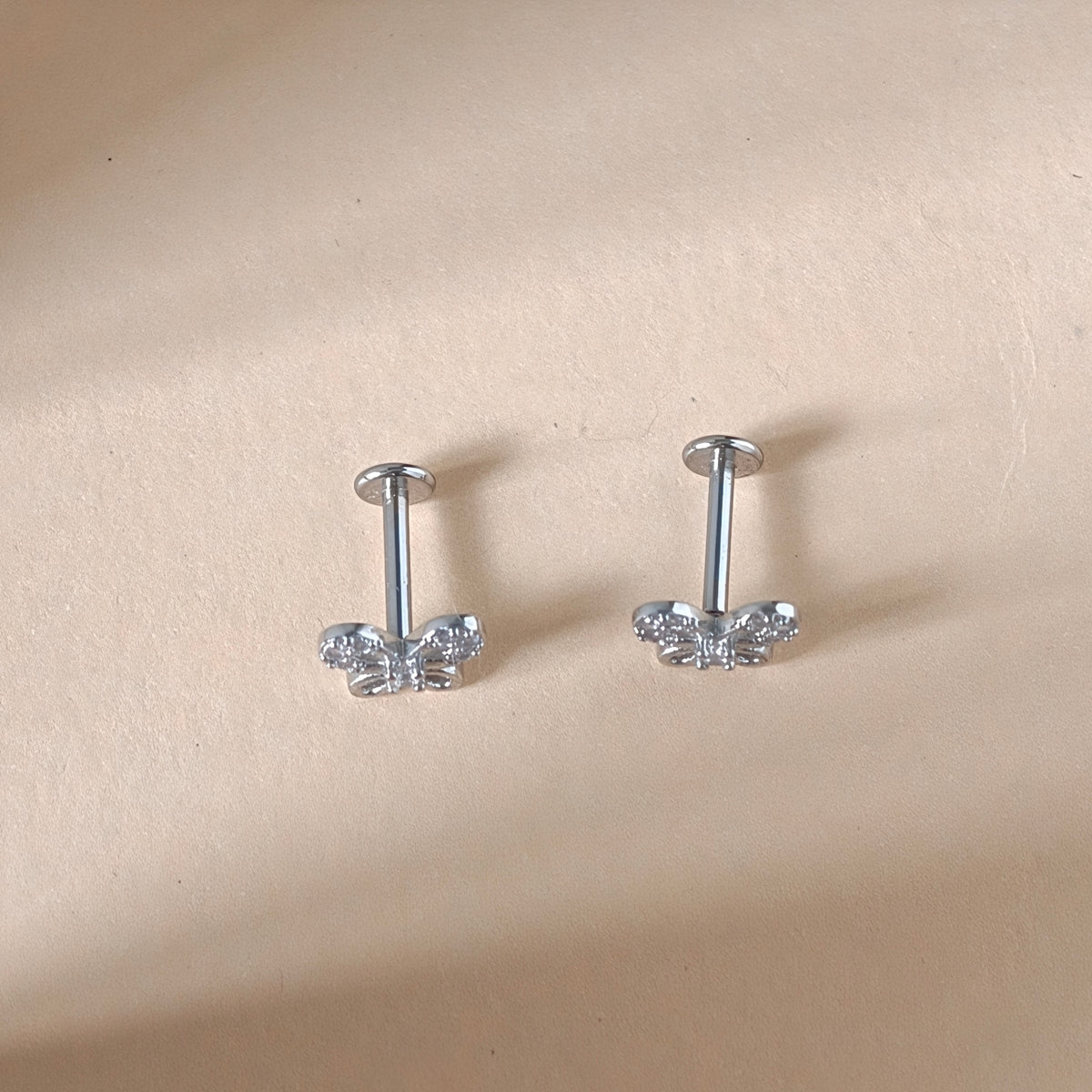 Mariposa Calada Flat Back Labret - Surgical Stainless Steel 316L