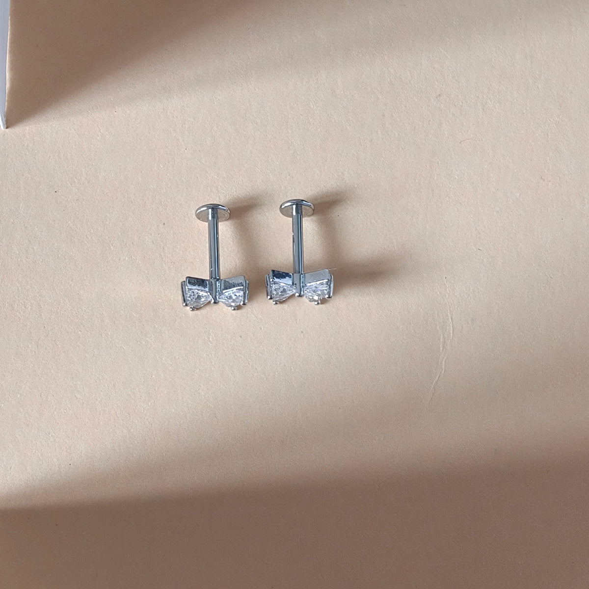 Crystal Ribbon Flat Back Labret - Surgical Stainless Steel 316L