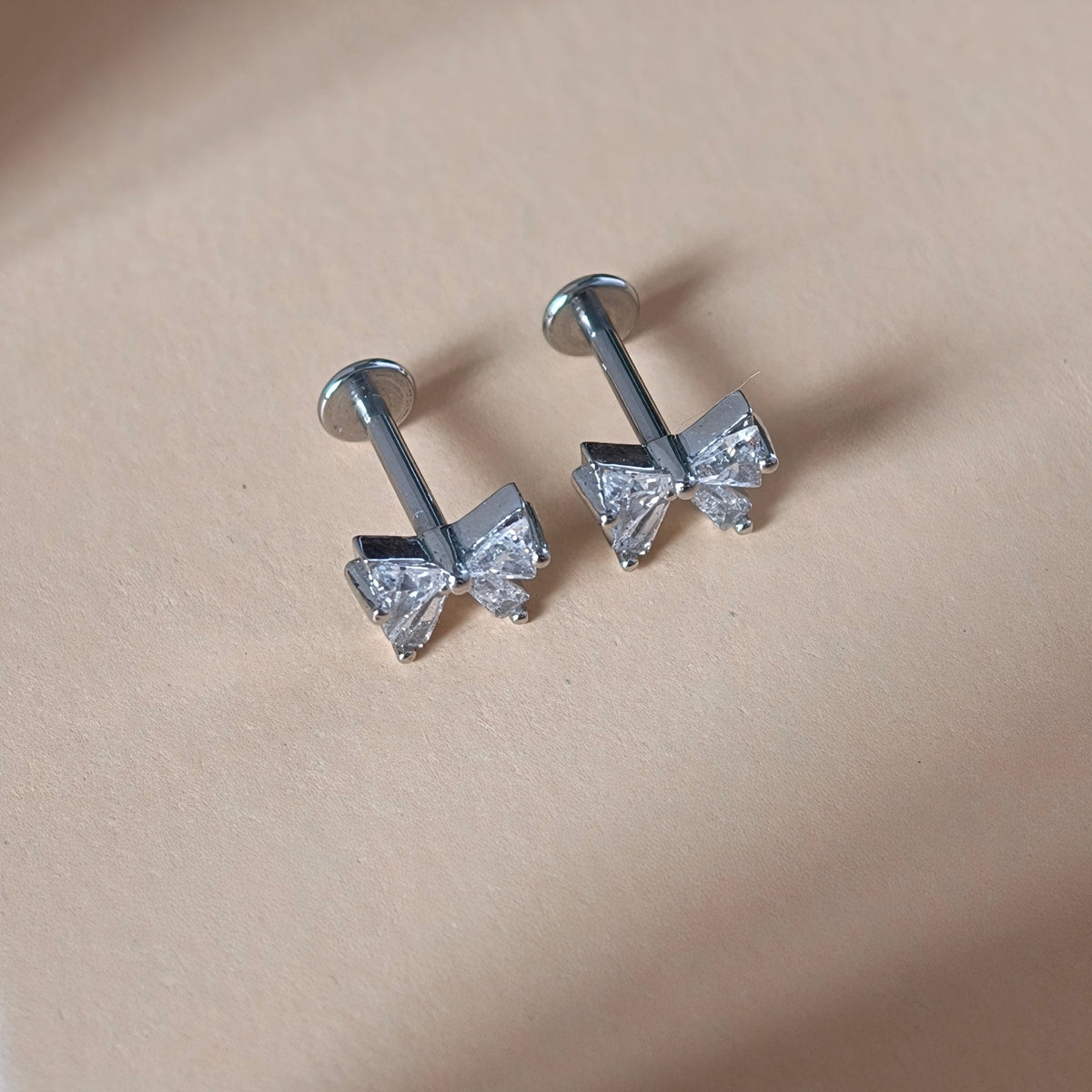 Crystal Ribbon Flat Back Labret - Surgical Stainless Steel 316L